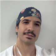 Medico specializzato, appassionato di didattica, impartisce lezioni di anatomia e chirurgia per studenti e professionisti sanitari